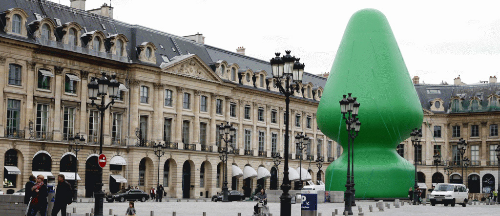 Tree de Paul McCarthy, installée place Vendôme avant d'être vandalisée Tree McCarthy